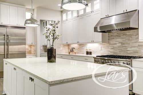 Should backsplash match cabinets