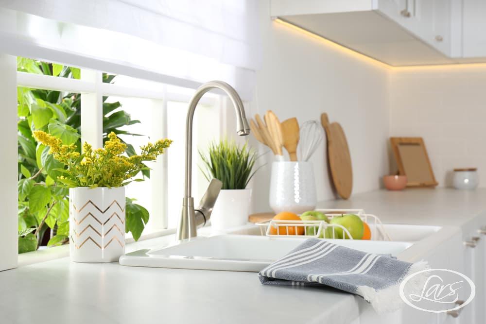 What types of kitchen sinks are there